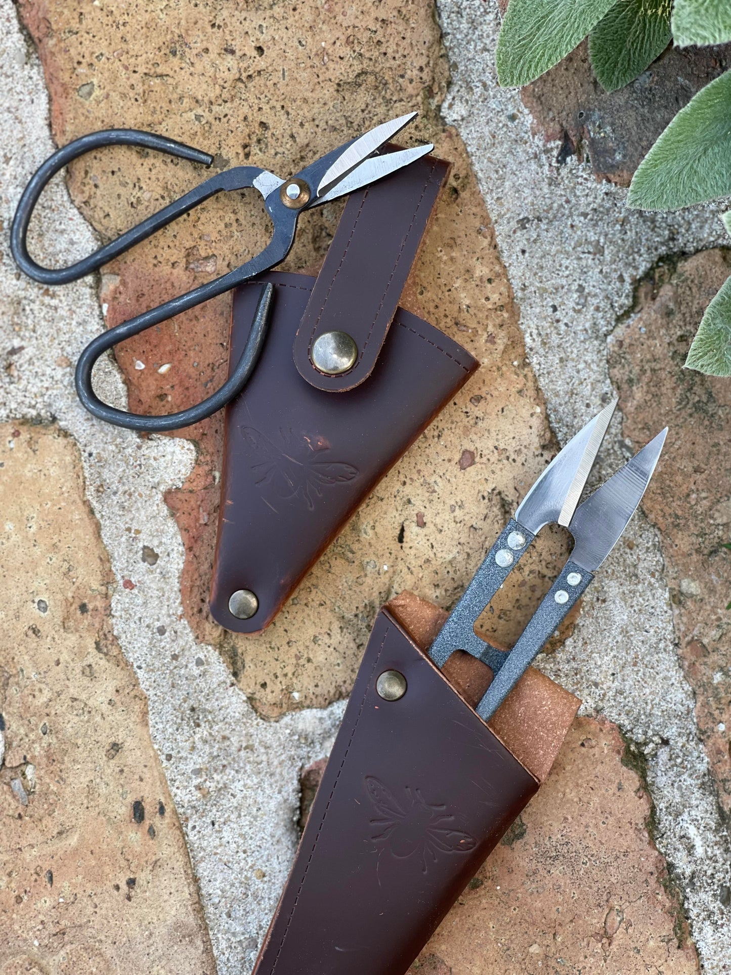 Garden Snips in Leather Pouch